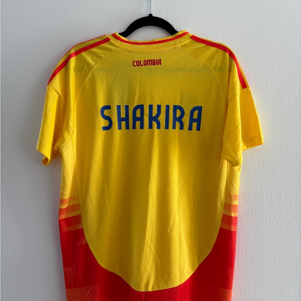 Colombia National Team Jersey – Shakira Name on Back - Size M
Shakira t-shirt.